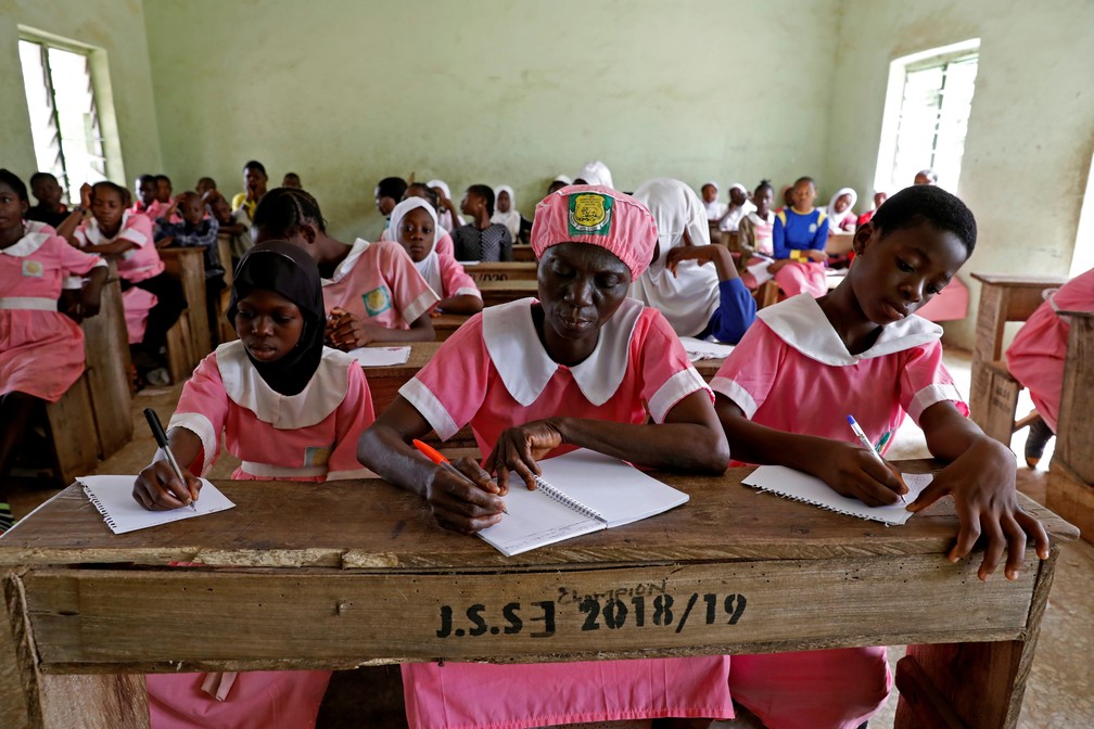 25 de março - Shade Ajayi, 50 anos, faz anotações durante aula na Ilorin Grammar School, em Ilorin, estado de Kwara — Foto: Temilade Adelaja/Reuters
