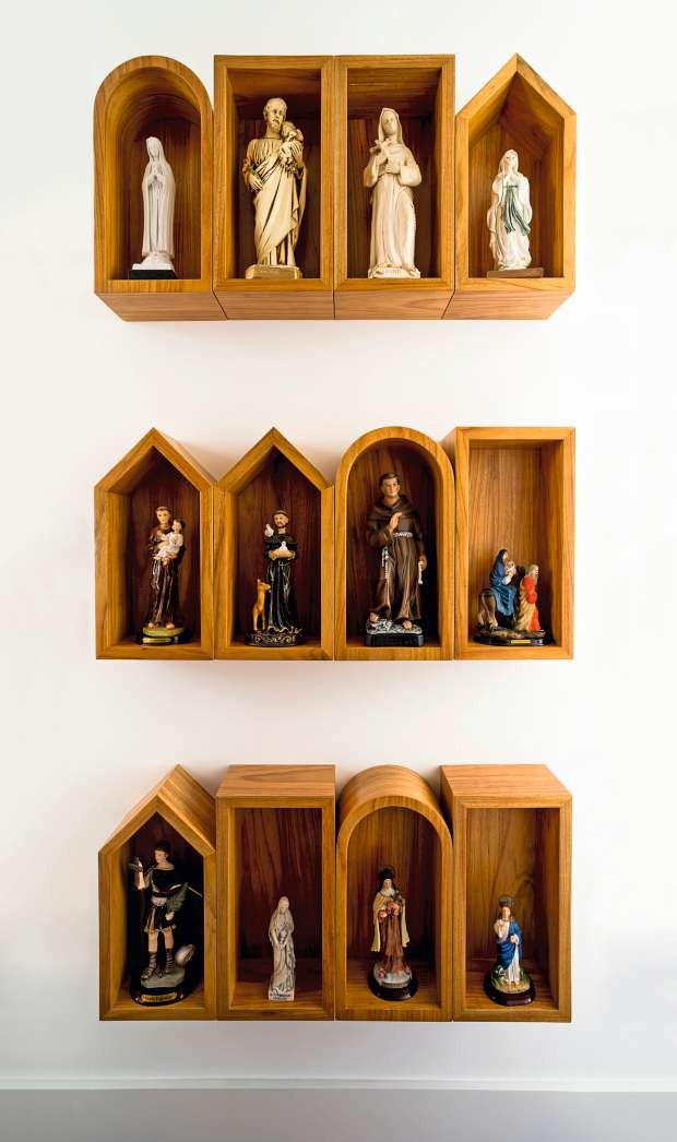 Coleção de santos e oratórios (Foto: Edu Castello/Editora Globo)