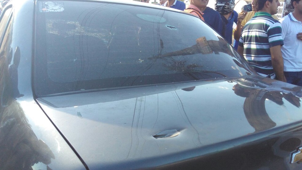 Carro em que estavam suspeitos foi atingido por balas (Foto: Ellyo Teixeira / G1 PI)