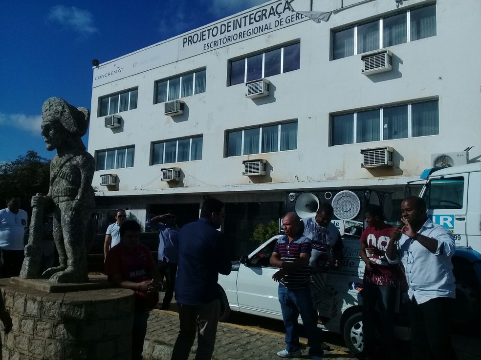 Manifestantes se reuniram nesta segunda-feora (9) (Foto: Ivo Ferraz / TV Grande Rio)