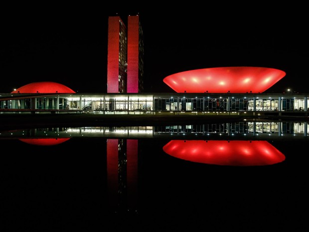 Prédio do Congresso Nacional, em Brasília, recebe iluminação em referência ao 'Outubro Rosa'. A campanha tem como objetivo promover a luta contra o câncer de mama (Foto: Dida Sampaio/Estadão Conteúdo)