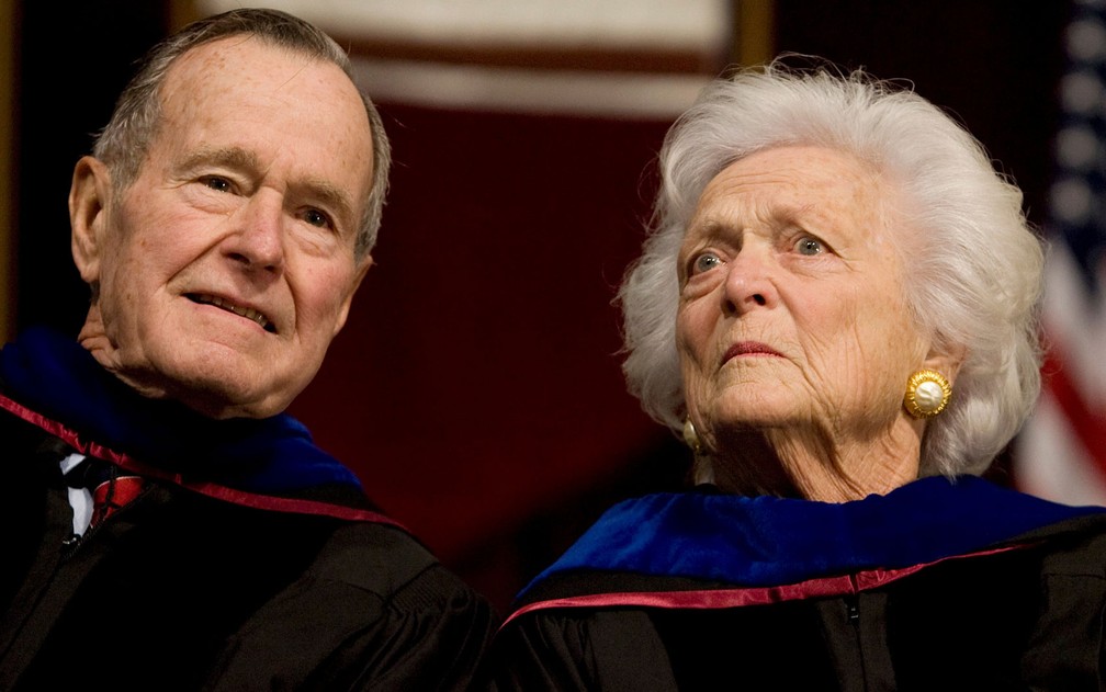 O ex-presidente dos EUA George H.W. Bush e sua mulher, Barbara, em foto de 12 de dezembro de 2008 — Foto: Reuters/Larry Downing/File Photo