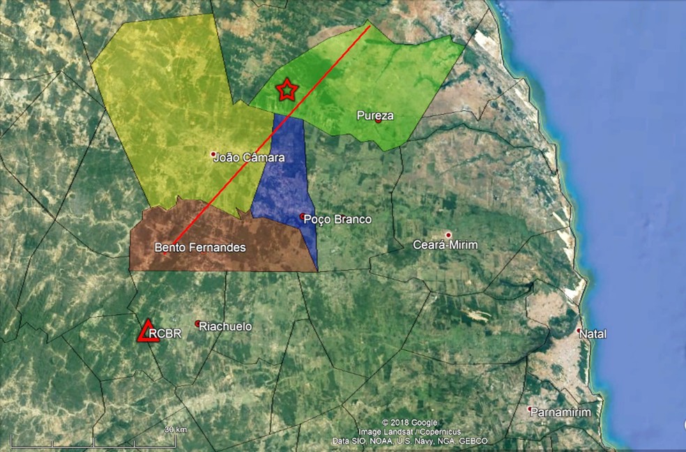 Mapa de localizaÃ§Ã£o epicentral. O epicentro estÃ¡ simbolizado pela estrela vermelha. O triÃ¢ngulo vermelho indica o local da estaÃ§Ã£o de Riachuelo (RCBR). A linha vermelha indica o traÃ§o da Falha de Samambaia. As Ã¡reas dos municÃ­pios relacionados a essa falha estÃ£o em destaque â€” Foto:  LabSis/UFRN