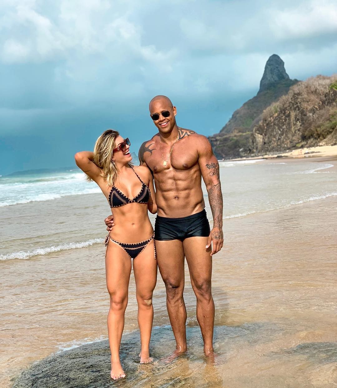 Leo Santana e Lorena Improta posam agarradinhos em Noronha (Foto: reprodução/Instagram)