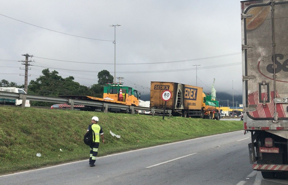 Acidente envolveu três caminhões na BR-101 em Palhoça — Foto: Bárbara Barbosa/ NSC TV