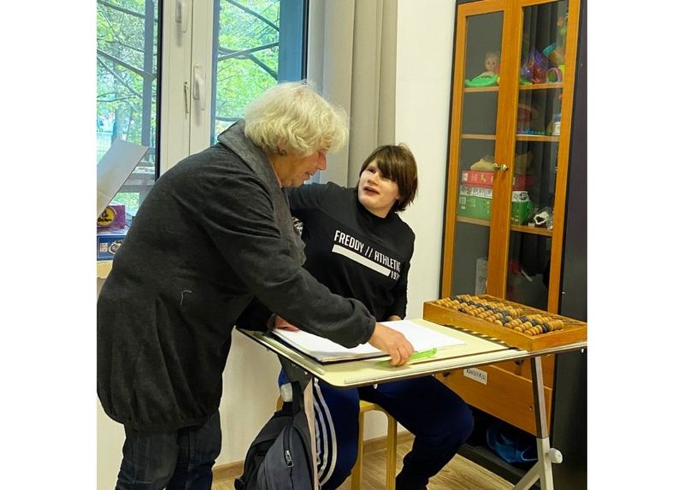 Nina está aprendendo matemática — Foto: Arina Muratova/BBC
