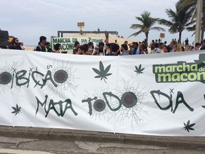 Manifestantes se reÃºnem em Marcha da Maconha, na Zona Sul do Rio (Foto: Henrique Coelho/G1)