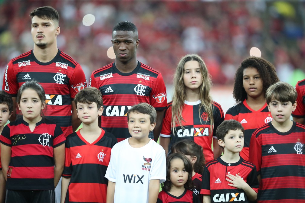 Ao lado de Thuler, Vinicius pisou no gramado do Maracan&atilde; acompanhado de v&aacute;rias crian&ccedil;as (Foto: Gilvan de Souza/Flamengo)