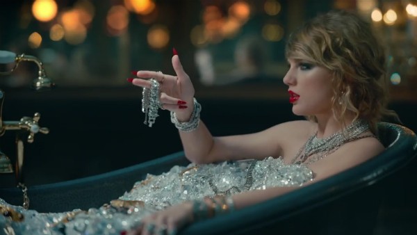 Tayor Swift tomando banho de diamamantes em seu clipe (Foto: YouTube)