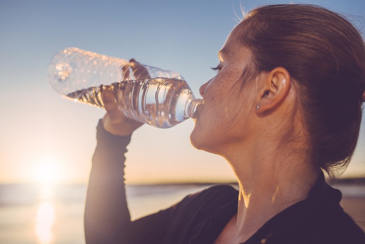 Inserir na rotina o hábito de beber água é essencial para evitar dores de cabeça e até problemas cardiovasculares (Foto: Getty Images)