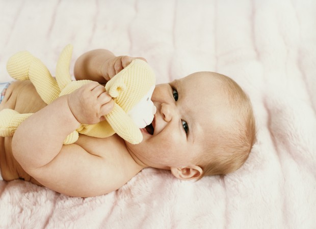 Bebê agarrando ursinho (Foto: Thinkstock)