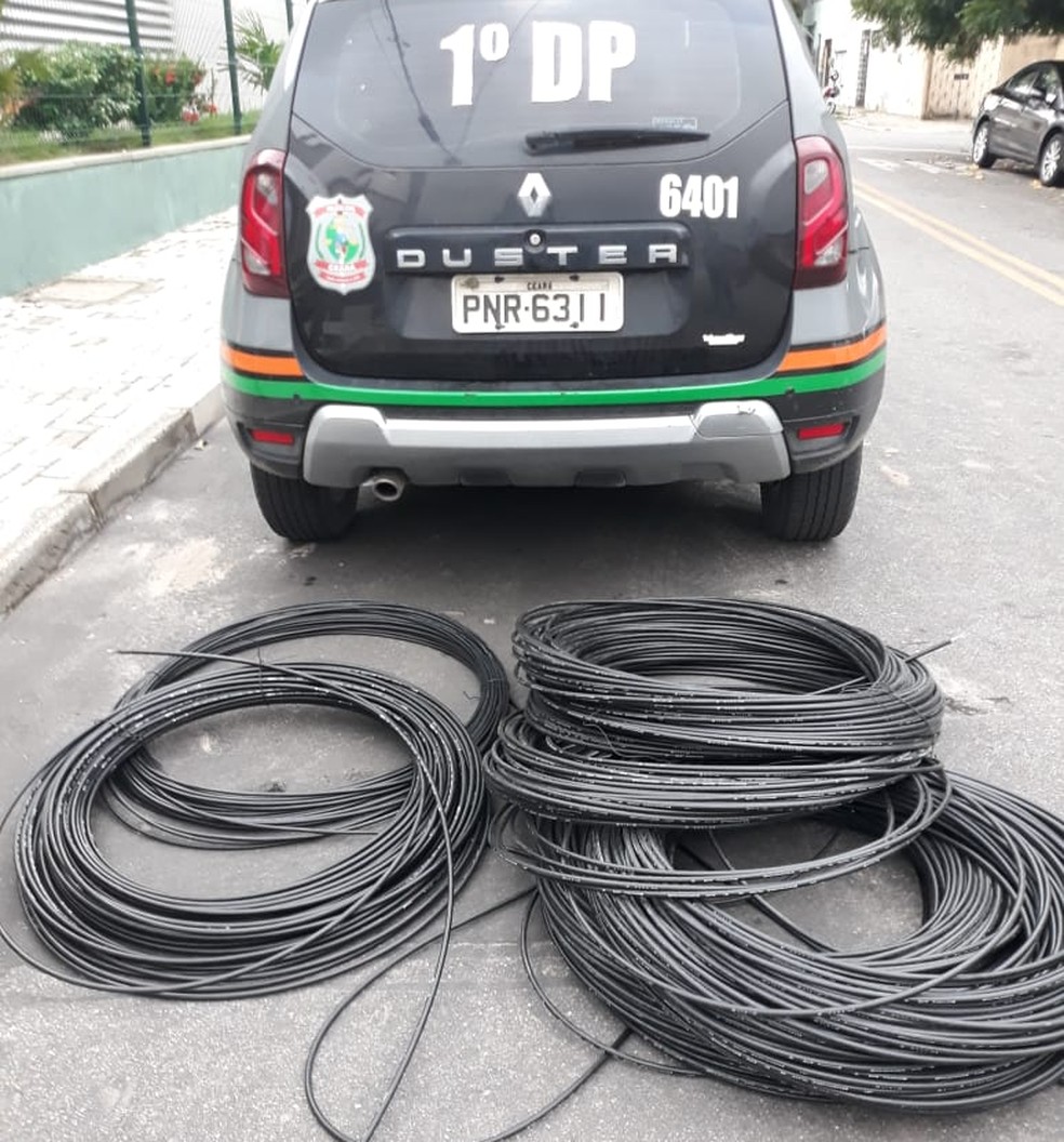 Os cabos de fibra ótica foram apreendidos em um galpão no Bairro Ellery, em Fortaleza. — Foto: Divulgação