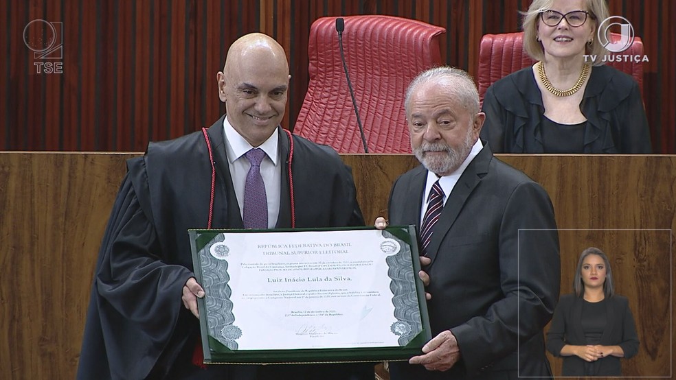 Lula recebe o diploma de presidente eleito das mãos do presidente do TSE, Alexandre de Moraes — Foto: Reprodução