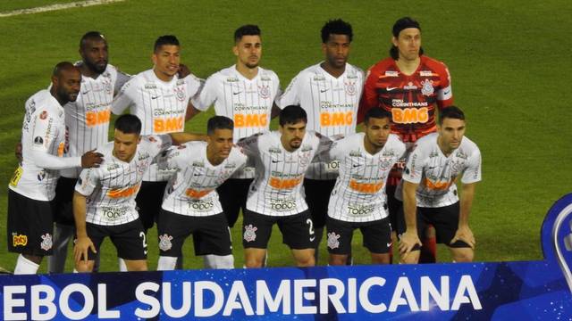 Time do Corinthians posa para foto antes do jogo com o Independiente del Valle em Quito