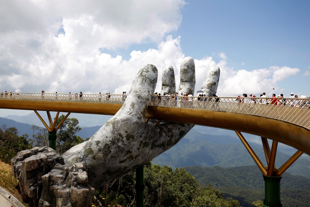 Ponte Dourada no VietnÃ£: atraÃ§Ã£o turÃ­stica com vista para floresta â Foto: REUTERS/Kham