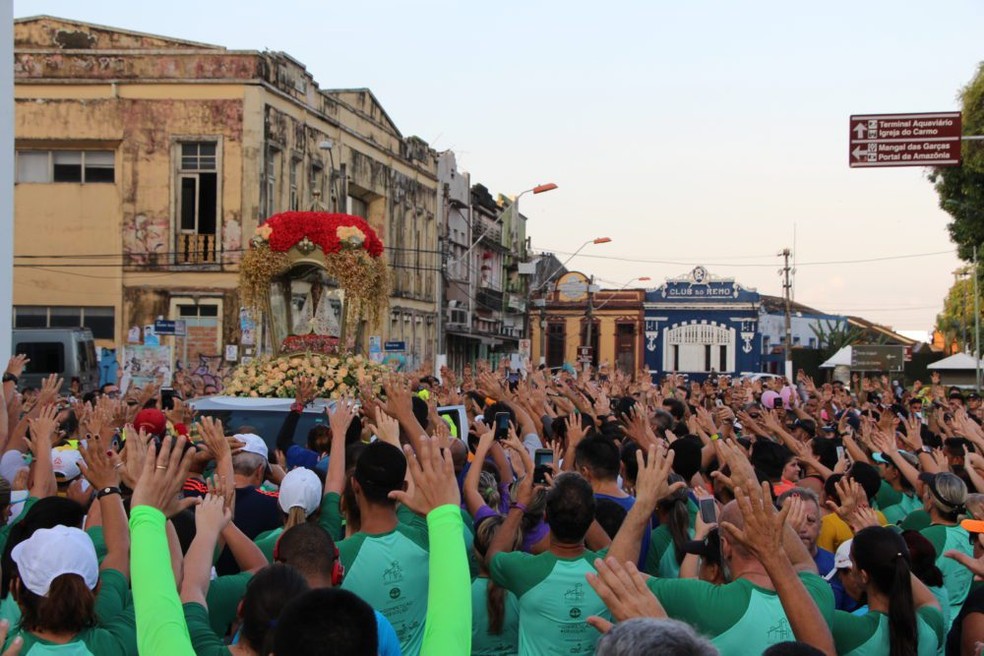 Corredores recebendo as benÃ§Ã£o na manhÃ£ deste sÃ¡bado â€” Foto: ReproduÃ§Ã£o/BaÃ­lica SantuÃ¡rio de NazarÃ©