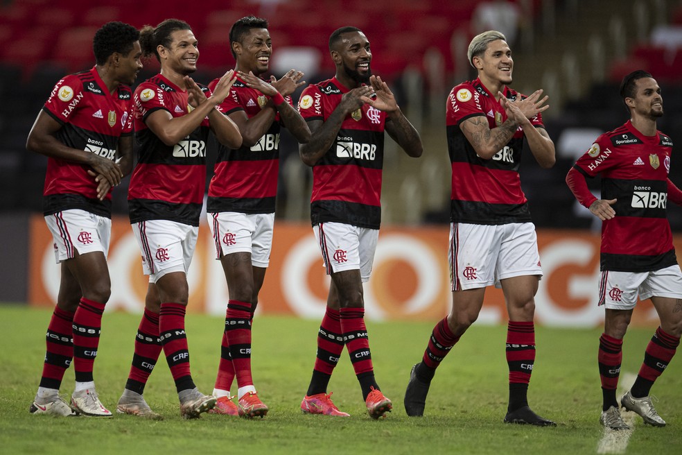 Jogadores comemoraram o primeiro gol om o vapo — Foto: Jorge Rodrigues/AGIF