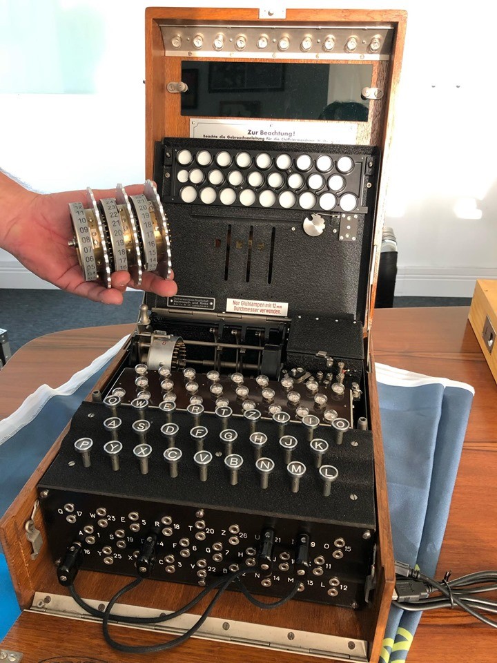 A Enigma foi reconstruída por um alemão que é especialista em realizar o restauro dessas máquinas (Foto: Thiago Tanji)