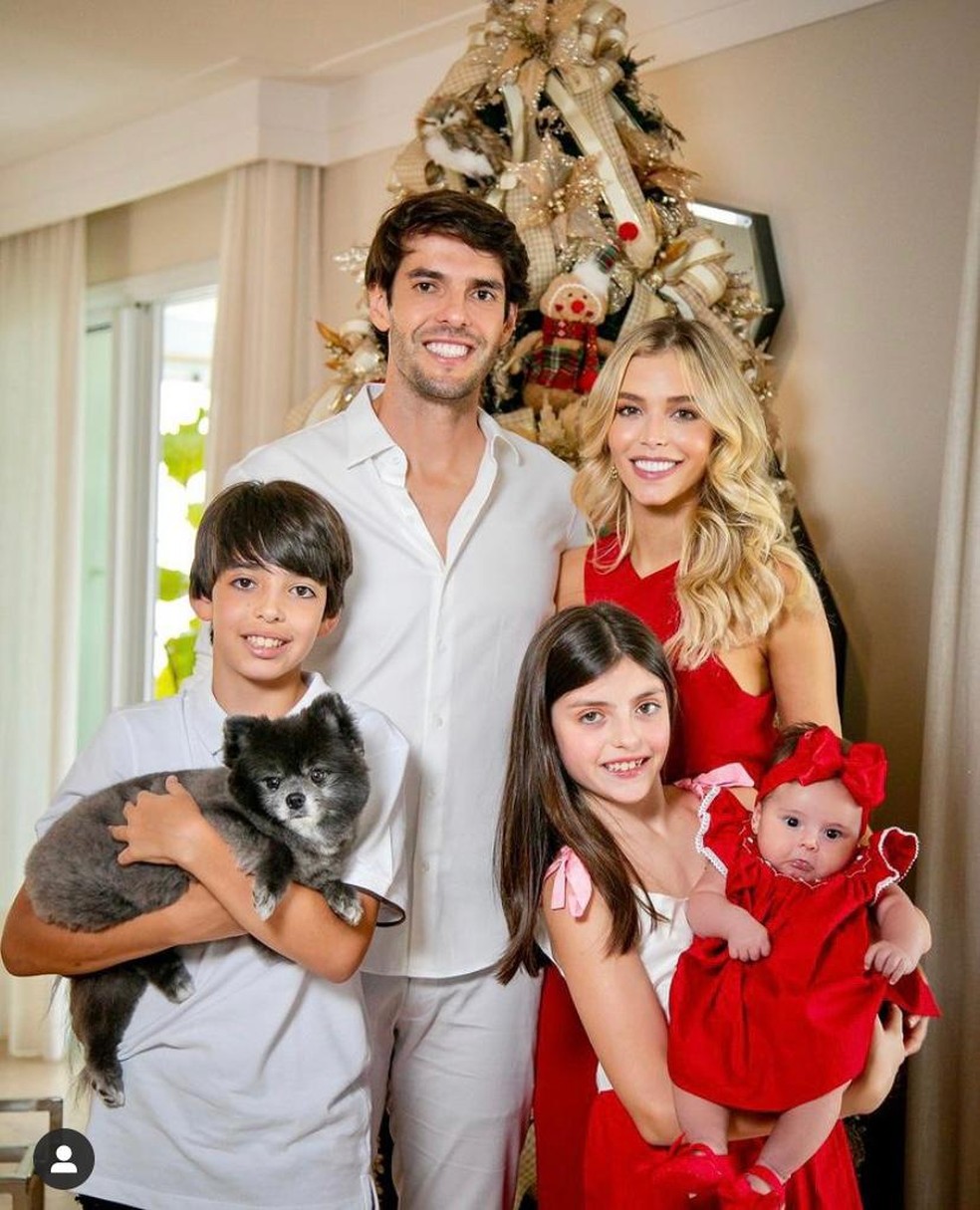 Ex-jogador Kaká com e esposa, Carol Dias, e os filhos  — Foto: Reprodução/Instagram 