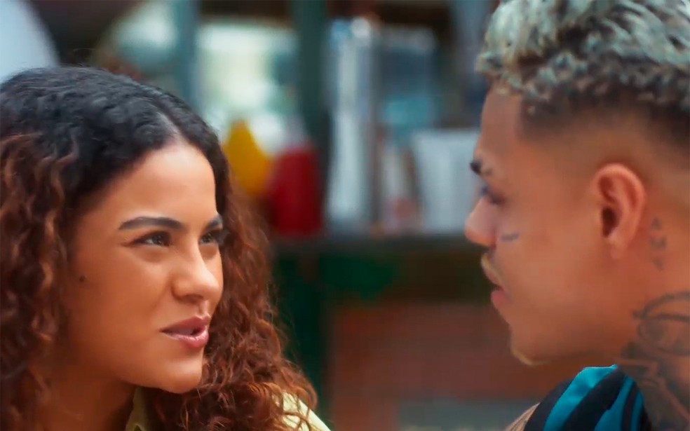 Jenifer pergunta se Hugo está gostando dela em Vai na Fé — Foto: Globo