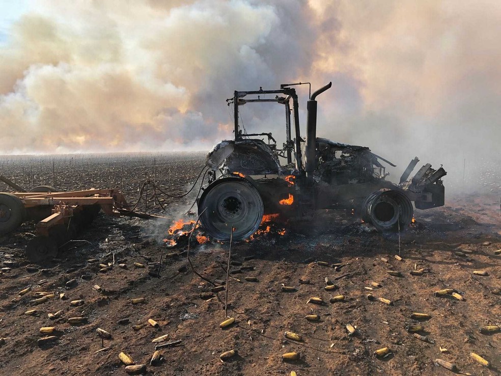 Trator também foi destruído pelo fogo (Foto: Genuíno Aimi/ Arquivo pessoal)