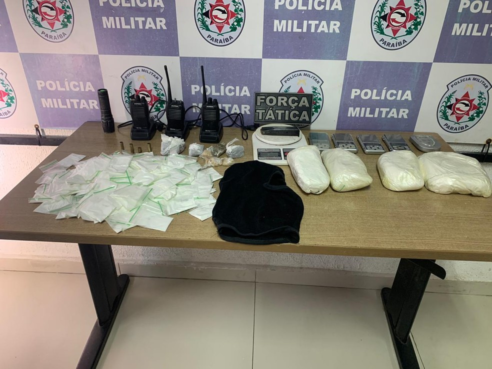 Drogas e material utilizado em tráfico são apreendidos, na capital — Foto: Polícia Militar da Paraíba/divulgação