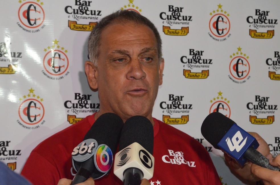 Técnico Celso Teixeira já não conta mais com seis jogadores anunciados para a próxima temporada (Foto: Silas Batista / GloboEsporte.com)