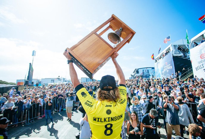 Matt Wilkinson toca pela primeira vez o sino (troféu do evento) em Bells Beach (Foto: WSL / Ed Sloane)