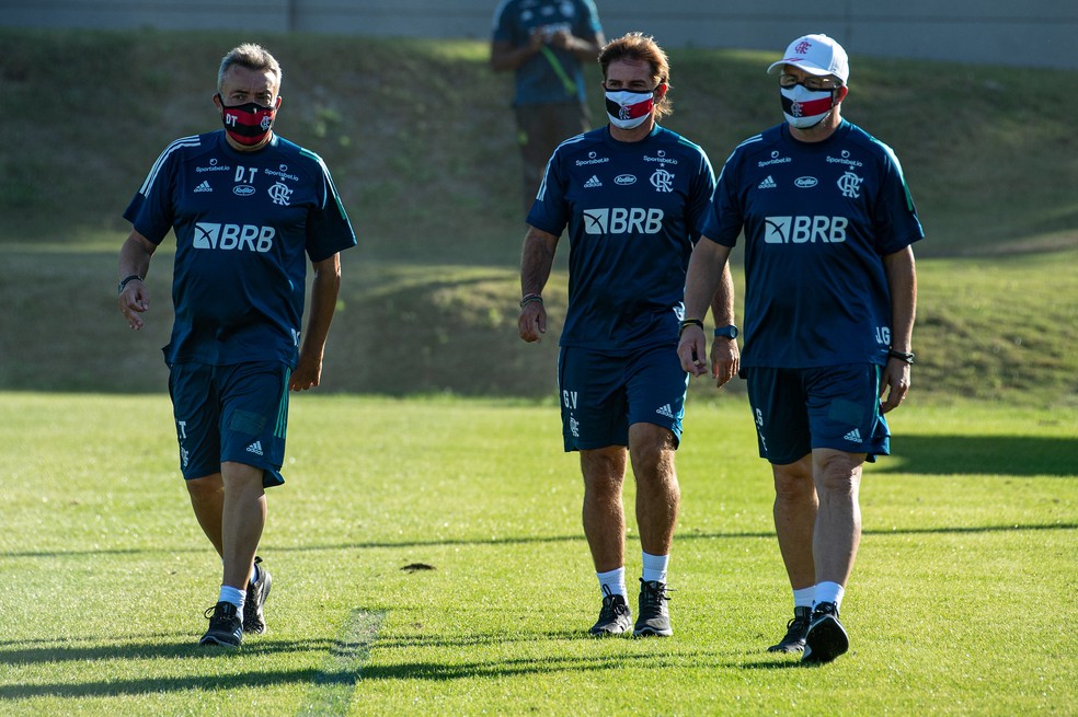 Domènec, Jordi Gris (centro) e Jordi Guerrero no treino do Flamengo — Foto: Alexandre Vidal / CRF