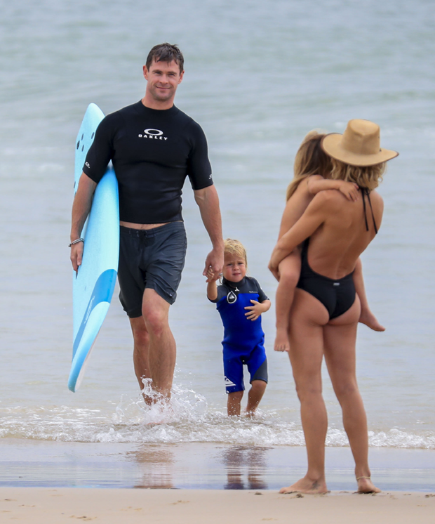 Chris Hemsworth O Thor Exibe Corpo Sarado Em Dia De Praia Com Mulher E Filhos Quem Quem News