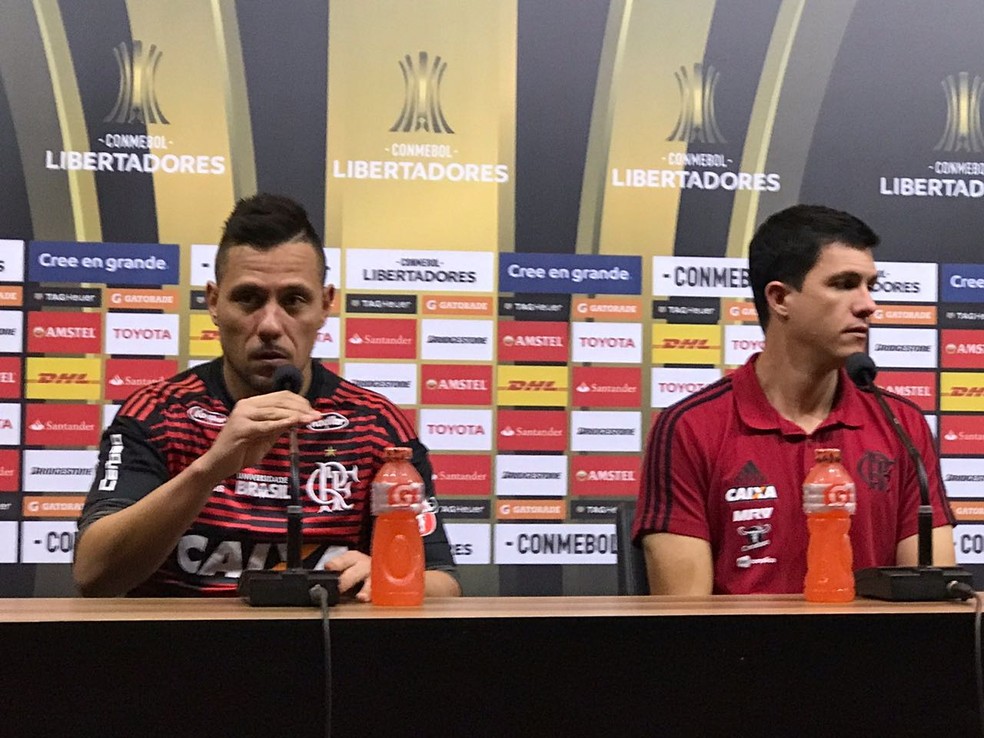 Barbieri concedeu coletiva ao lado do goleiro Diego Alves, destaque do Flamengo (Foto: Cah&ecirc; Mota)