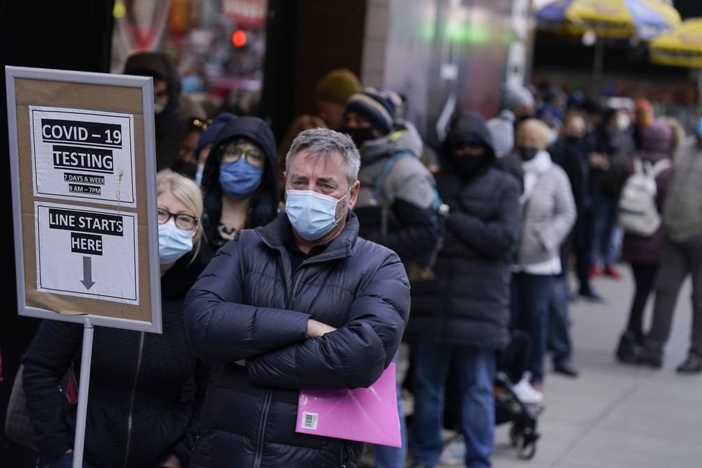Pessoas fazem fila em centro de testagem contra a Covid-19 na Times Square, em Nova York, em 13 de dezembro de 2021 nos Estados Unidos — Foto: Seth Wenig/AP