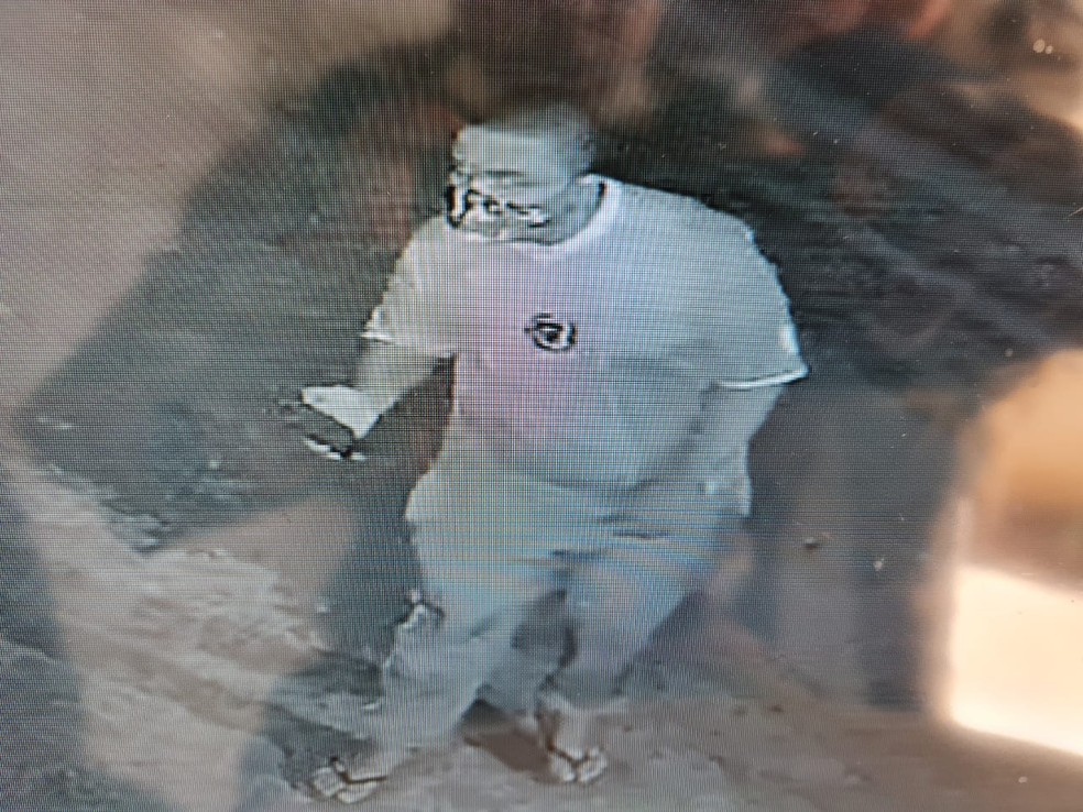 Suspeito foi identificado e preso pela polícia; ele usava tornozeleira eletrônica — Foto: Circuito de Segurança