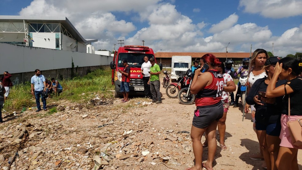 Familiares e amigos de Edjeferson Vasconcelos Batista estiveram na área do DER acompanhando o resgate do corpo — Foto: Zé Rodrigues/Tv Tapajós