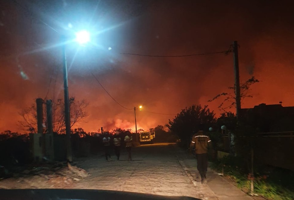 Incêndio na Chapada Diamantina, na noite de quinta-feira (8) — Foto: Camila Marinho/TV Bahia