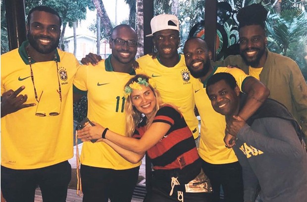 Carolina Dieckmann com Thiaguinho e outros amigos  (Foto: Reprodução Instagram)