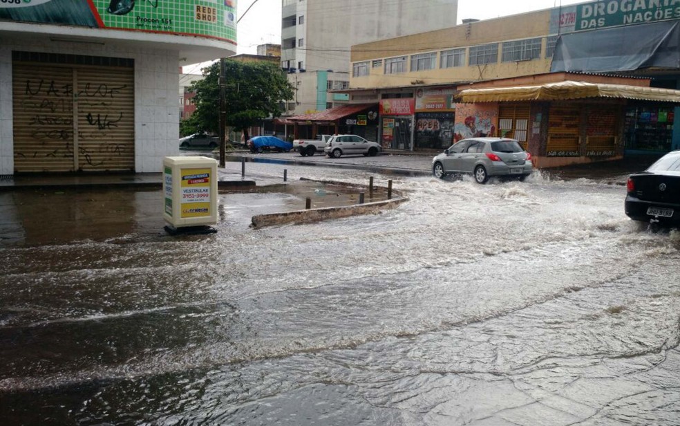 Chuva inunda trecho da Samdu Norte, em Taguatinga, neste domingo (Foto: Aldair Fernando/G1)