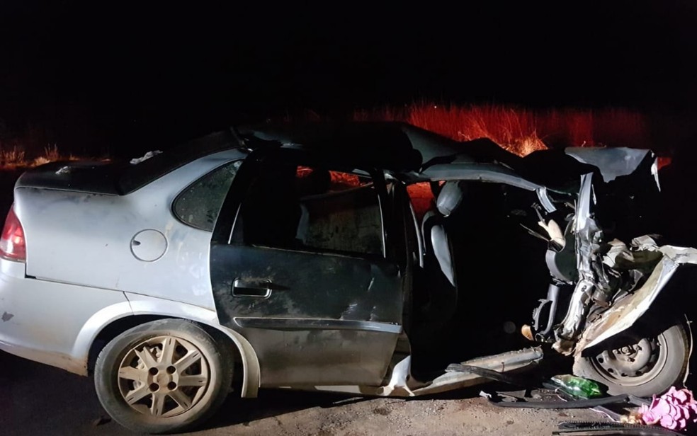 Classic ficou com frente completamente destruída, na BR-060, em Padre Bernardo (Foto: PRF/Divulgação)