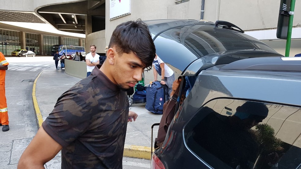 Lucas Paquet&aacute;, Desembarque, Flamengo &mdash; Foto: Marcelo Baltar/GloboEsporte.com