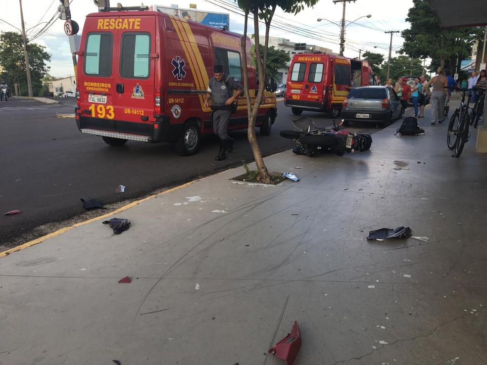Carro atingiu moto e bicicleta — Foto: João Alberto Pedrini/G1