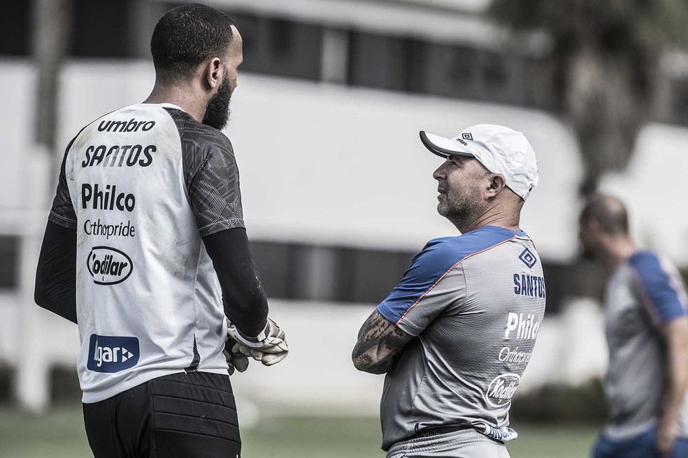 Everson e Sampaoli em treino do Santos no ano passado — Foto: Ivan Storti/Santos FC