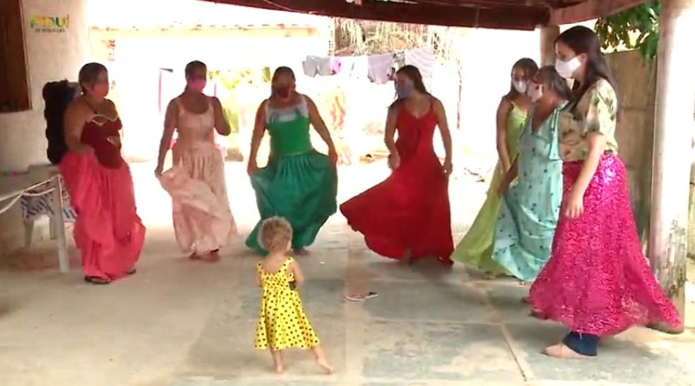 Mulheres ciganas dançam com vestidos enfeitados — Foto: Reprodução /TV Clube