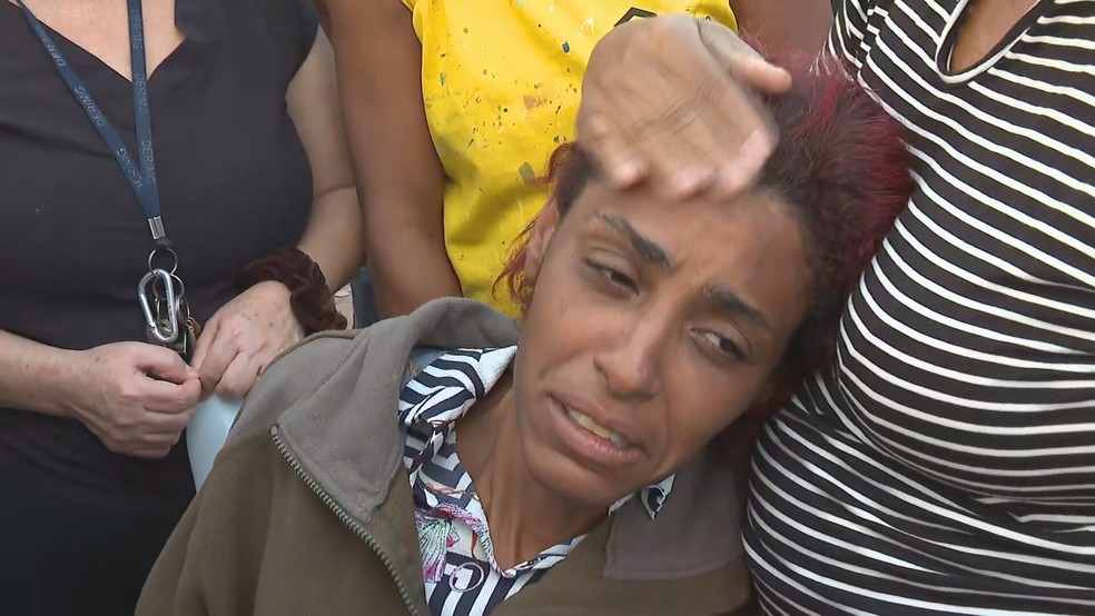 Mãe de Bárbara foi amparada por amigos e familiares — Foto: TV Globo / Reprodução