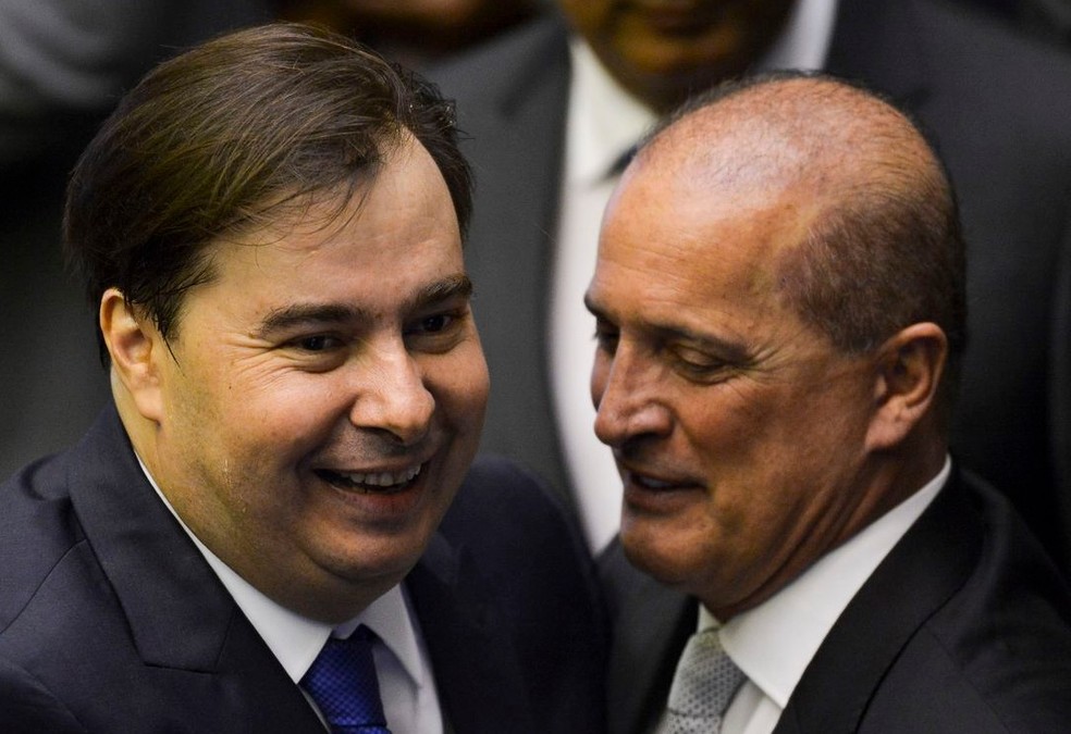O presidente da CÃ¢mara, Rodrigo Maia (esq.), e o ministro da Casa Civil, Onyx Lorenzoni (dir.) â Foto: Marcelo Camargo/AgÃªncia Brasil