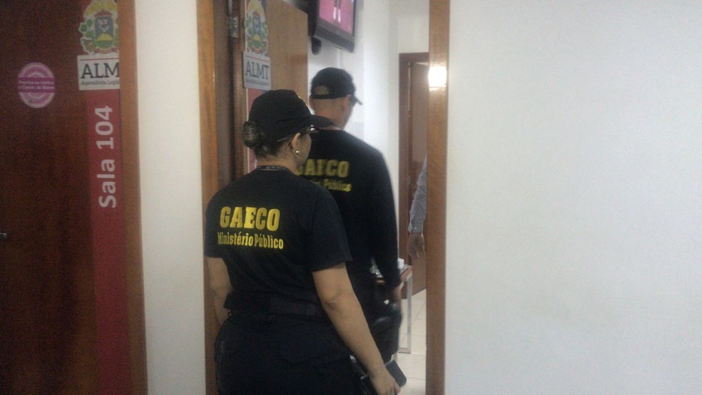 Mandados estão sendo cumpridos dentro da Assembleia Legislativa (Foto: Cristina Mayumi/TVCA)