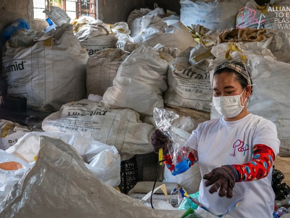 Nas Filipinas, empresa coleta e transforma resíduos plásticos em materiais de construção