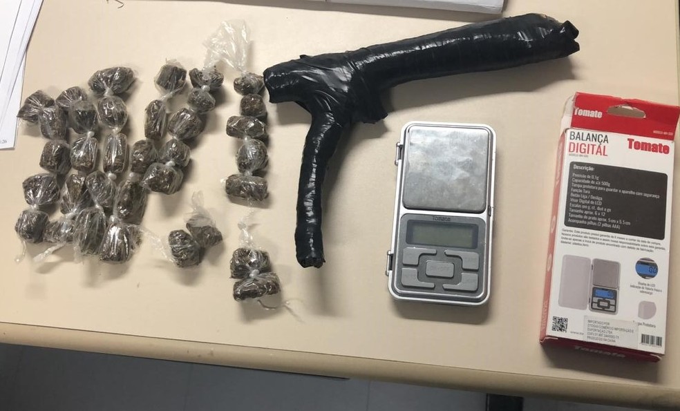 Drogas e simulacro de arma de fogo foram encontrados na casa do homem que assaltou turistas no Recife — Foto: Polícia Civil/Divulgação