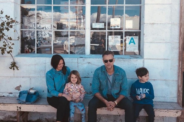 Richard Bacon com sua família (Foto: Reprodução / Instagram)
