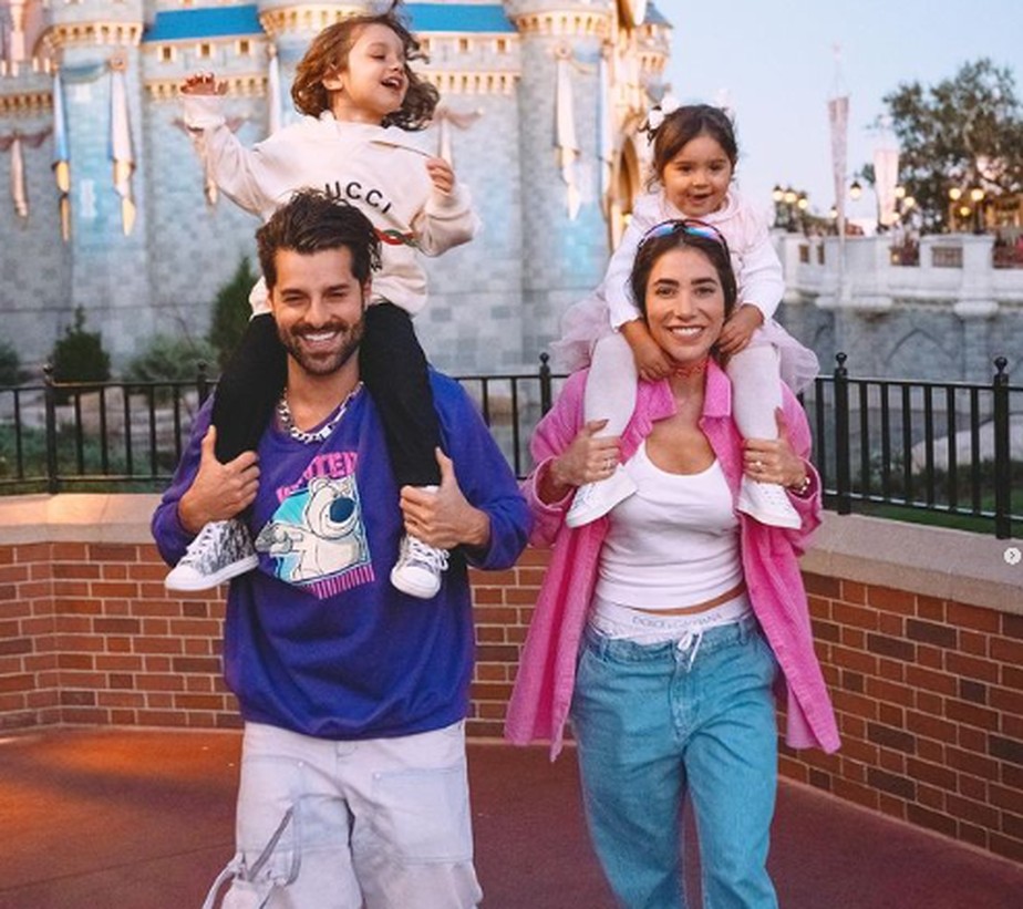 Alok abre álbum de viagem em família para Disney