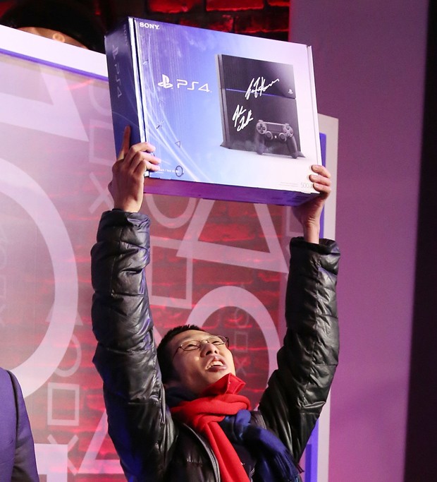 O americano Joey Chiu foi o primeiro comprador do Playstation 4 na América (Foto: Getty Images)